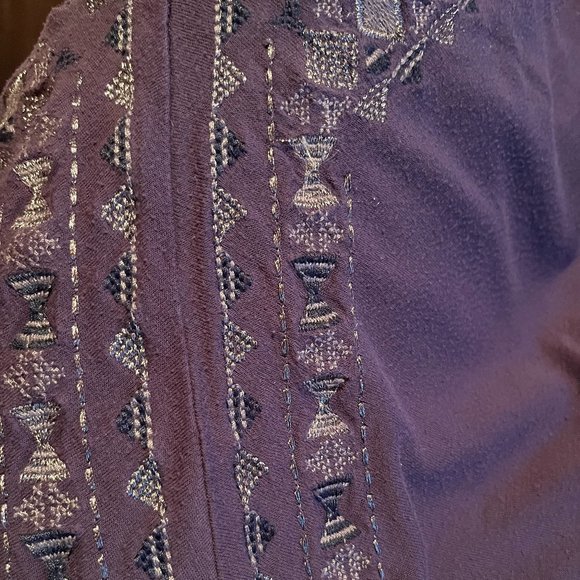 Embroidery Detailed Comfortable Top - Picture 6 of 7